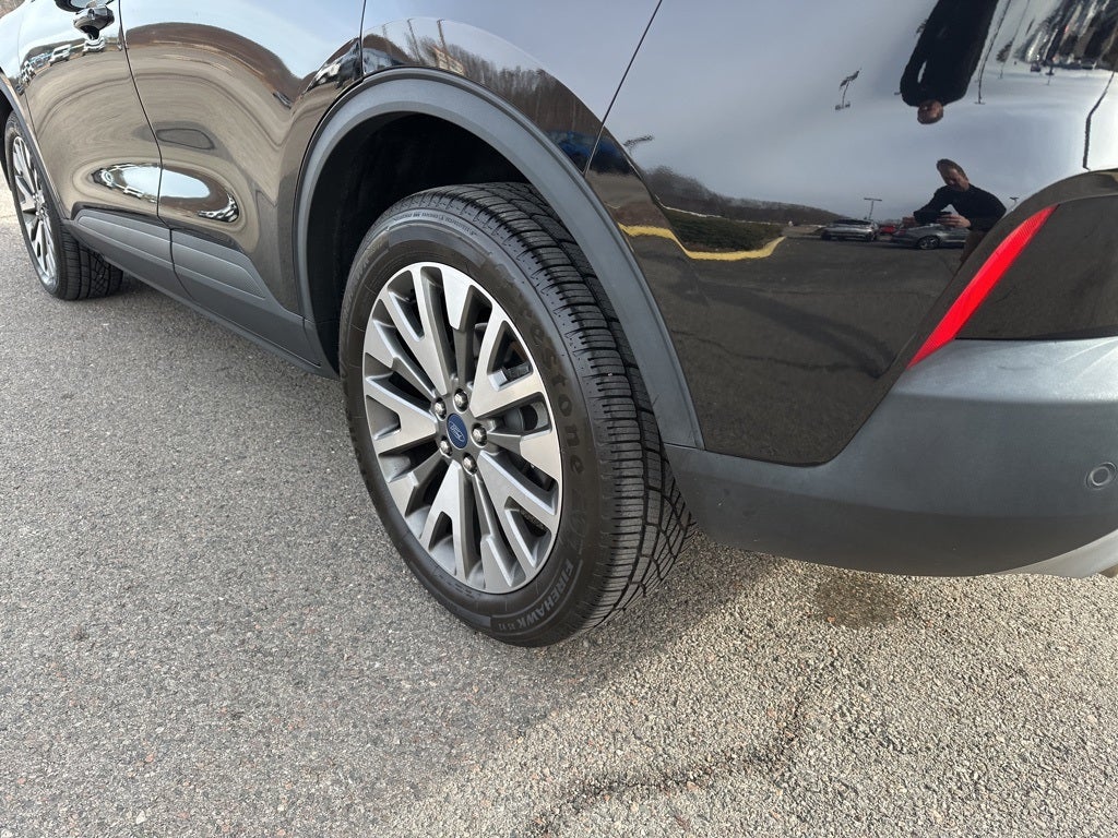 2022 Ford Escape Hybrid Titanium