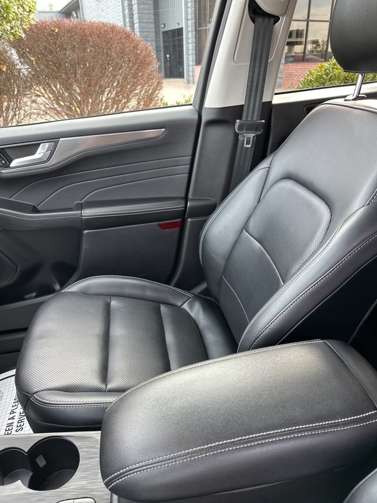 2022 Ford Escape Hybrid Titanium